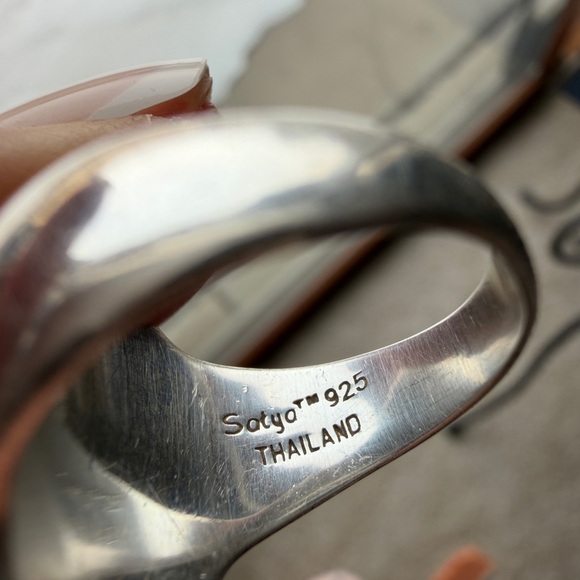 Sterling Silver and Mother of Pearl Ring - Picture 2 of 2